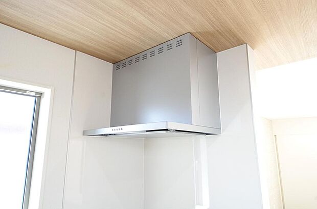 キッチン上部には、ブーツ型の照明付きのレンジフードが標準装備されております。