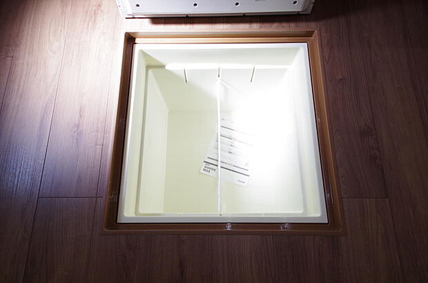 ミネラルウォーター、缶詰、非常食のストックに便利です。空間を有効に利用した収納です。