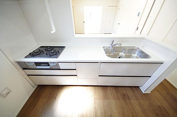 キッチンには耐久性が高く、お手入れも簡単で人工大理石トップを採用して、キッチンを優雅に演出しました。
