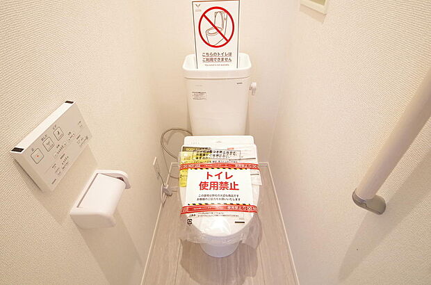 少ない水を有効に使って、汚れも効率よく洗浄します。便器は奥までふちのない掃除がしやすい形状です。