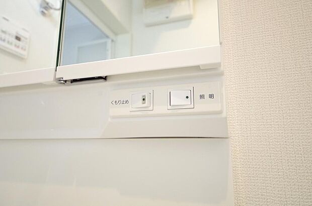 洗面台には、照明とコンセントが標準装備されております。コンセントの容量は1200Wまで大丈夫です。