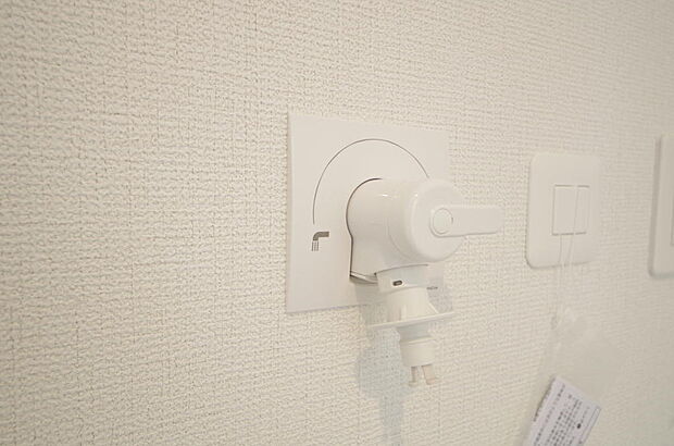 洗濯機用の給水口には蛇口ではなく、全自動洗濯機が設置できる専用の給水口が設置されております。