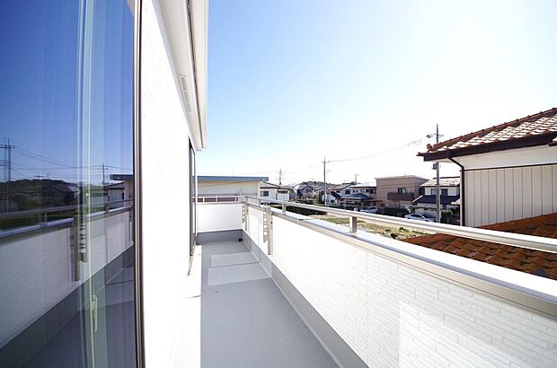 陽光あふれるバルコニーは、たくさんの光を浴びることができるのでお洗濯物やお布団もしっかり干せます。