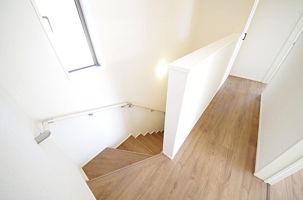 階段には手すりを標準装備することで、お子様やご高齢者の安全性にも配慮しております。