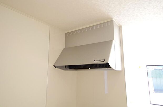 キッチン上部には、ブーツ型の照明付きのレンジフードが標準装備されております。