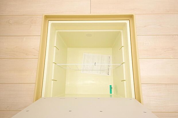 ミネラルウォーター、缶詰、非常食のストックに便利です。空間を有効に利用した収納です。