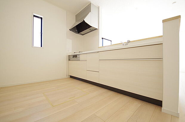 リビング ダイニング全体が見渡せるキッチンは、リビングのお子様の様子を見守りながら家事ができます。