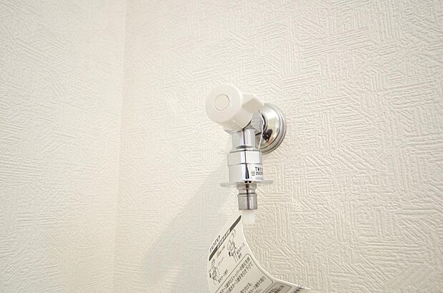 洗濯機用の給水口には蛇口ではなく、全自動洗濯機が設置できる専用の給水口が設置されております。
