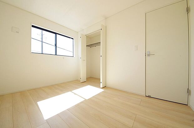 木の質感が優しい床材と豊富な収納が特徴的な、心に温かさを感じる内装です。