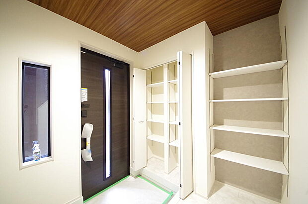 棚板が多く、沢山の靴が収納可能。棚板は稼働可能ですのでブーツやヒールの高い靴も収納でき便利です。