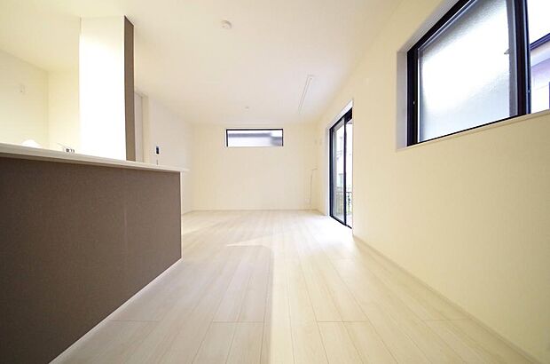 明るい陽光が差し込み開放的なリビング ダイニングを演出し、ゆとりある空間はご満足いただけます。