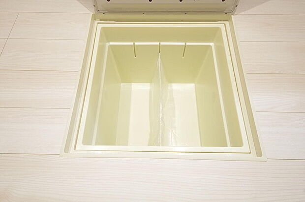 ミネラルウォーター、缶詰、非常食のストックに便利です。空間を有効に利用した収納です。