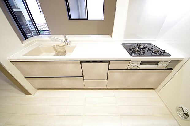 キッチンには耐久性が高く、お手入れも簡単で人工大理石トップを採用して、キッチンを優雅に演出しました。