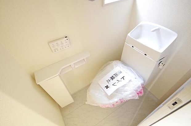 少ない水を有効に使って、汚れも効率よく洗浄します。便器は奥までふちのない掃除がしやすい形状です。