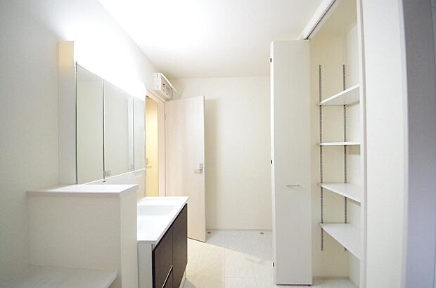 家族全員で利用するパブリックスペースとなりますので、鏡周りの収納ですっきり洗面台がご利用いただけます