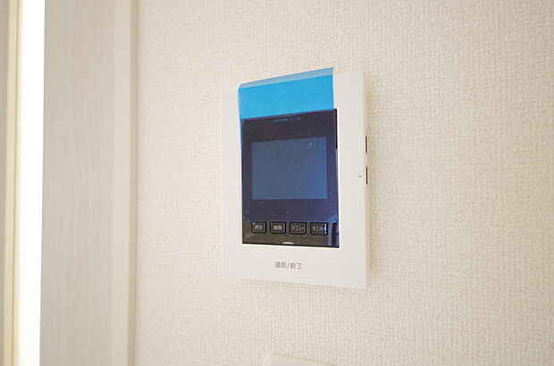 来訪者を映像と音声で確認可能なので、煩わしいセールスにも住戸内で対話可能です。