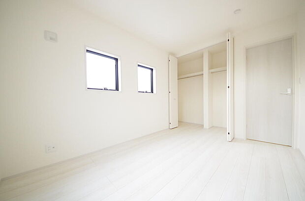 木の質感が優しい床材と豊富な収納が特徴的な、心に温かさを感じる内装です。