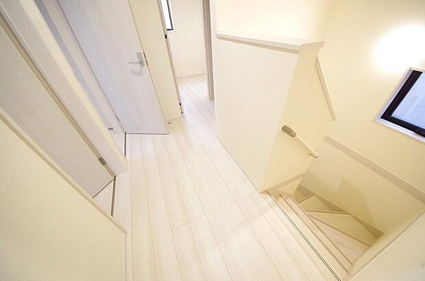 階段には手すりを標準装備することで、お子様やご高齢者の安全性にも配慮しております。