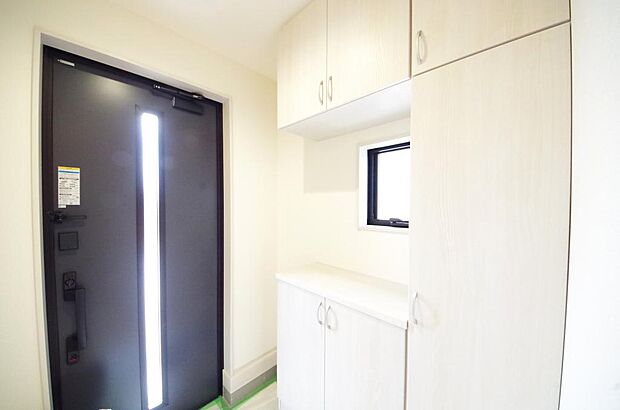 棚板が多く、沢山の靴が収納可能。棚板は稼働可能ですのでブーツやヒールの高い靴も収納でき便利です。