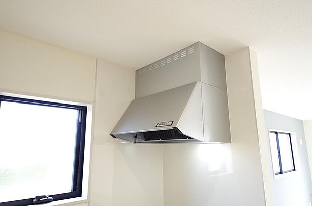 キッチン上部には、ブーツ型の照明付きのレンジフードが標準装備されております。