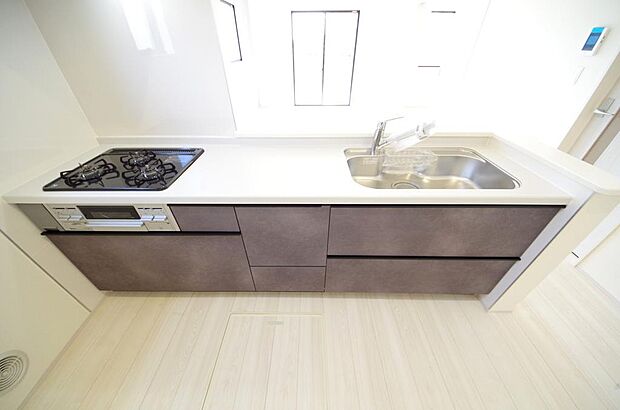 キッチンには耐久性が高く、お手入れも簡単で人工大理石トップを採用して、キッチンを優雅に演出しました。