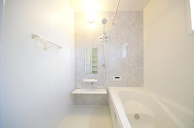 心地よい入浴タイムを追求した大きな浴槽とアクセントパネルで、より高級感が演出されます。