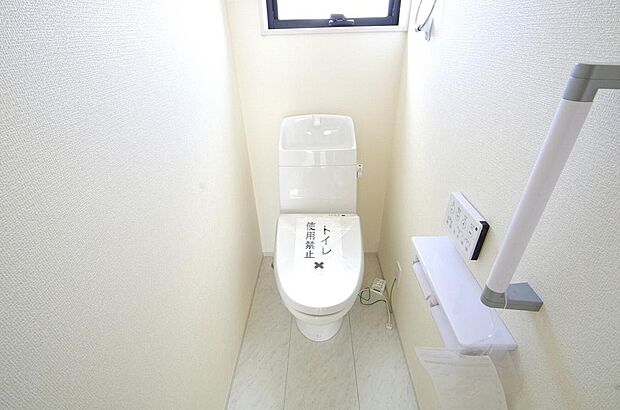 少ない水を有効に使って、汚れも効率よく洗浄します。便器は奥までふちのない掃除がしやすい形状です。