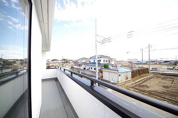 陽光あふれるバルコニーは、たくさんの光を浴びることができるのでお洗濯物やお布団もしっかり干せます。