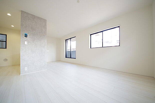 明るい陽光が差し込み開放的なリビング ダイニングを演出し、ゆとりある空間はご満足いただけます。