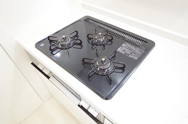 三ツ口コンロはSiセンサーが組み込まれています。長時間の使用の際にセンサーが自動でストップします。