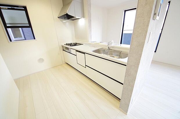 キッチンには耐久性が高く、お手入れも簡単で人工大理石トップを採用して、キッチンを優雅に演出しました。