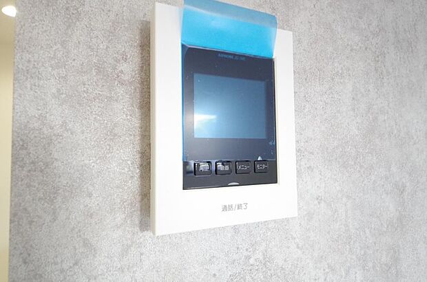 来訪者を映像と音声で確認可能なので、煩わしいセールスにも住戸内で対話可能です。