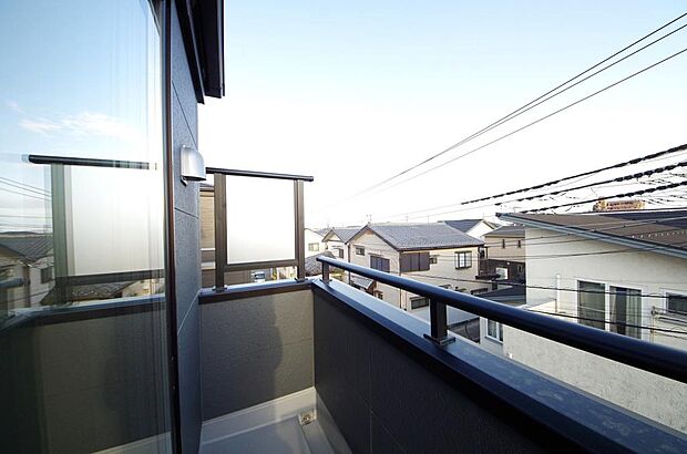 陽光あふれるバルコニーは、たくさんの光を浴びることができるのでお洗濯物やお布団もしっかり干せます。