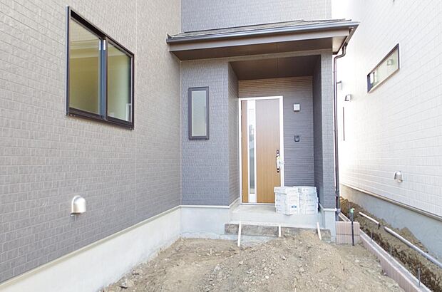 玄関はいわばその邸宅の顔です。だからこそ、迎賓のためにしつらえを細部まで施しました。