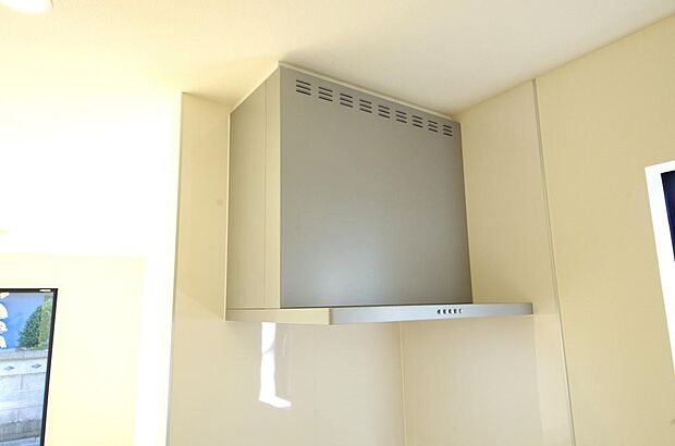 キッチン上部には、スッキリとしたスリム型レンジフードが標準装備されております。