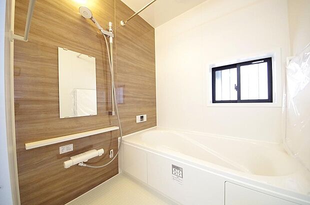 心地よい入浴タイムを追求した大きな浴槽とアクセントパネルで、より高級感が演出されます。