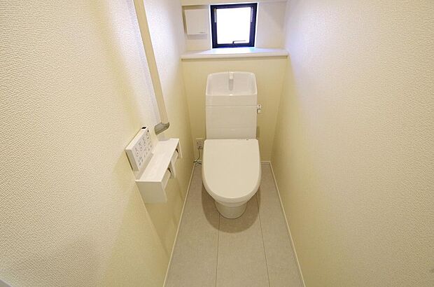 少ない水を有効に使って、汚れも効率よく洗浄します。便器は奥までふちのない掃除がしやすい形状です。