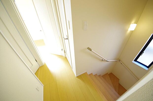 階段には手すりを標準装備することで、お子様やご高齢者の安全性にも配慮しております。