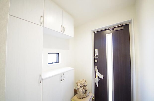 棚板が多く、沢山のの靴が収納可能。棚板は稼働可能ですのでブーツやヒールの高い靴も収納でき便利です。