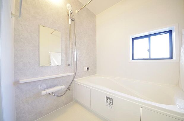 心地よい入浴タイムを追求した大きな浴槽とアクセントパネルで、より高級感が演出されます。