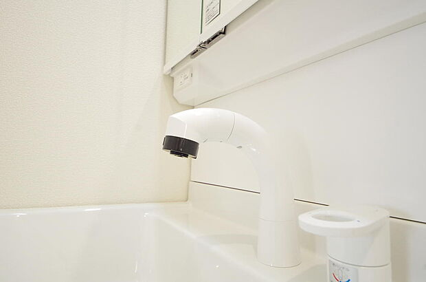 洗面台の給水口はホースが伸びるので朝シャン出来ます。シングルレバーでお湯の温度も楽々調整出来ます。