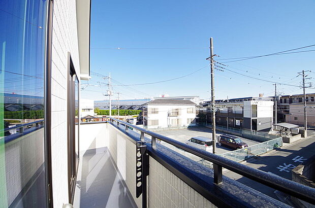 陽光あふれるバルコニーは、たくさんの光を浴びることができるのでお洗濯物やお布団もしっかり干せます。