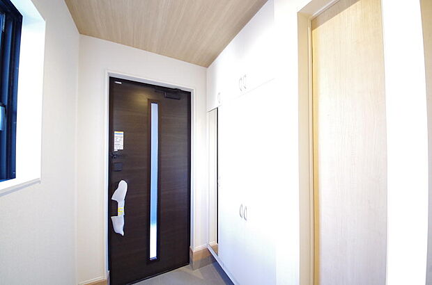 棚板が多く、沢山のの靴が収納可能。棚板は稼働可能ですのでブーツやヒールの高い靴も収納でき便利です。