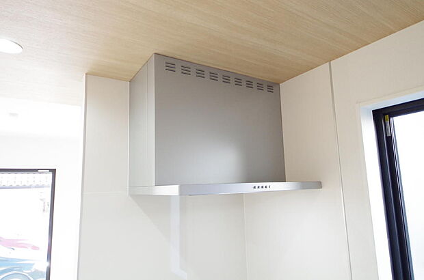 キッチン上部には、ブーツ型の照明付きのレンジフードが標準装備されております。
