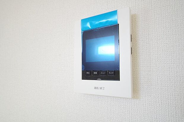 来訪者を映像と音声で確認可能なので、煩わしいセールスにも住戸内で対話可能です。