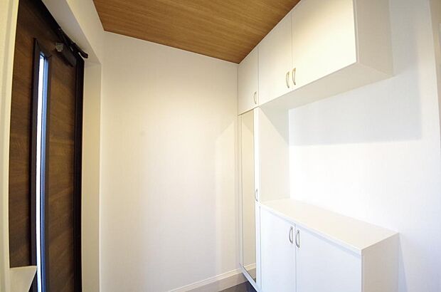 棚板が多く、沢山のの靴が収納可能。棚板は稼働可能ですのでブーツやヒールの高い靴も収納でき便利です。