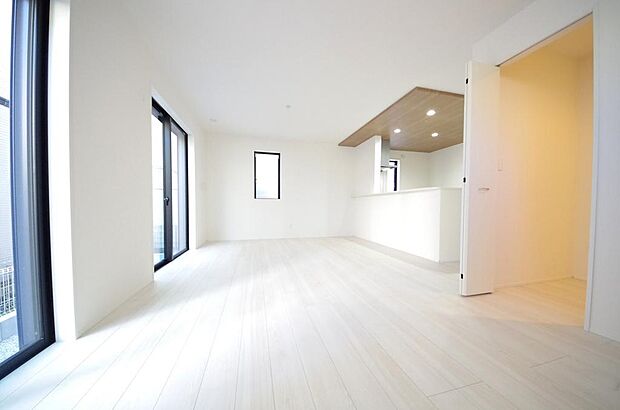 明るい陽光が差し込み開放的なリビング ダイニングを演出し、ゆとりある空間はご満足いただけます。