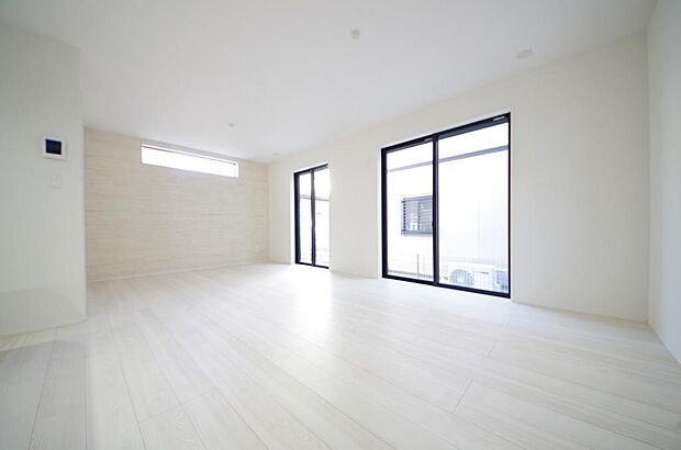 明るい陽光が差し込み開放的なリビング ダイニングを演出し、ゆとりある空間はご満足いただけます。