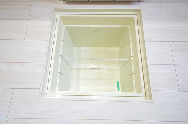 ミネラルウォーター、缶詰、非常食のストックに便利です。空間を有効に利用した収納です。