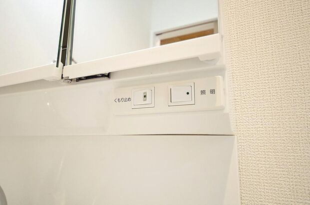 洗面台には、照明とコンセントが標準装備されております。コンセントの容量は1200Wまで大丈夫です。